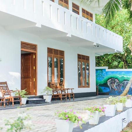 Scenery River Star Hotel Хикадува Екстериор снимка