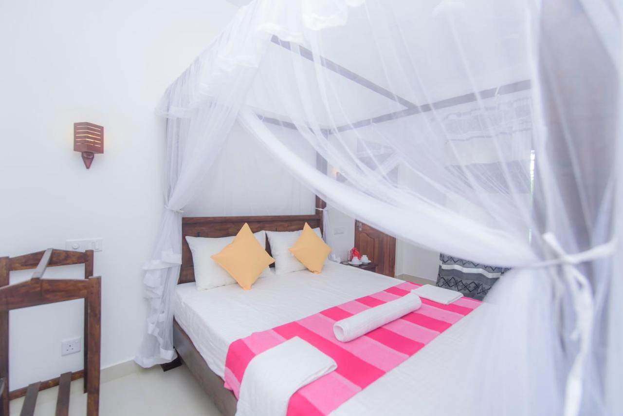 Scenery River Star Hotel Хикадува Екстериор снимка