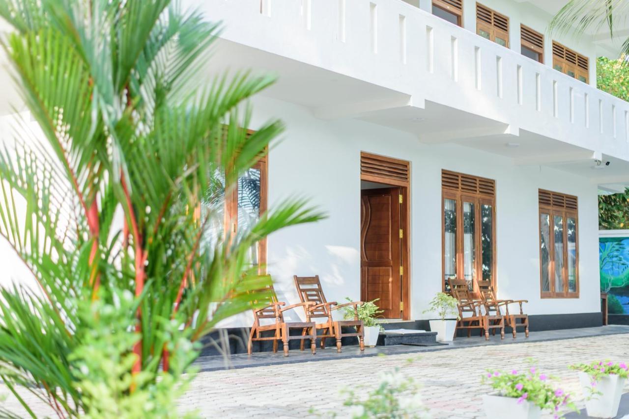 Scenery River Star Hotel Хикадува Екстериор снимка