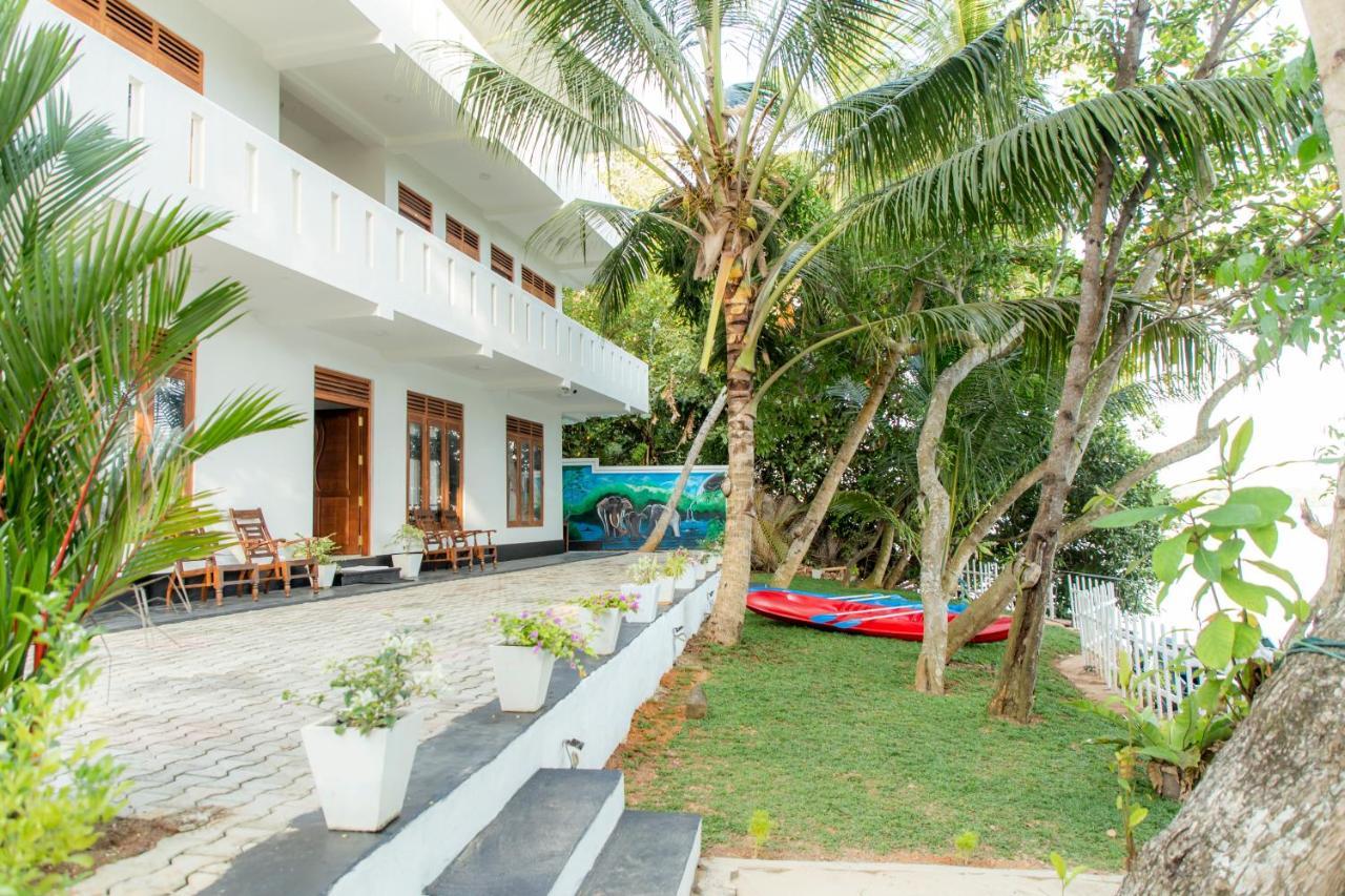 Scenery River Star Hotel Хикадува Екстериор снимка