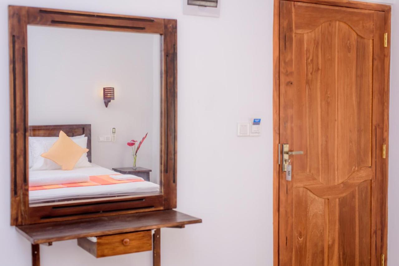 Scenery River Star Hotel Хикадува Екстериор снимка